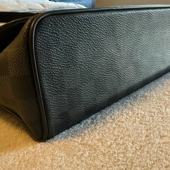 LOUIS VUITTON District PM Messenger Bag (pre owned, like new!) - Picture 2 of 9